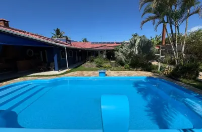 Casa localizada lado praia, a 100 metros do mar em rua calçada, com 3 quartos suítes, possui area gourmet com churrasqueira, piscina, jardim e edícula