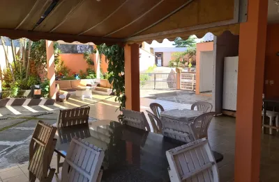 Sobrado localizado frente mar, com 7 quartos (sendo 2 suítes), possui area gourmet com churrasqueira, piscina e sacada em todos os quartos - Escritura