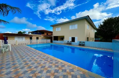 Chacara localizada lado serra a 150 metros da rodovia, com 6 quartos (sendo 1 suíte), possui area gourmet com churrasqueira, piscina, jardim e arvores frutíferas