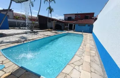 Casa localizada lado praia, a 600 metros do mar em rua calçada, possui area gourmet com churrasqueira, piscina e quintal