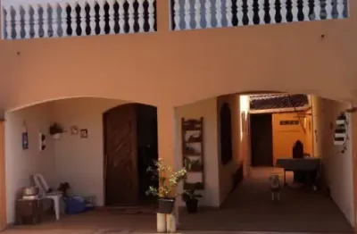 Casa localizada lado praia, a 500 metros do mar em rua de asfalto, com 3 quartos, possui area gourmet com churrasqueira - Escritura