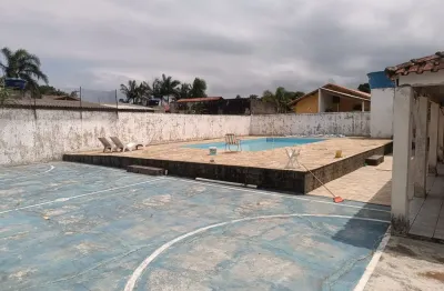 Casa localizada a 400 metros da rodovia com 4 quartos (sendo 1 suíte), possui area gourmet com churrasqueira, piscina e quintal