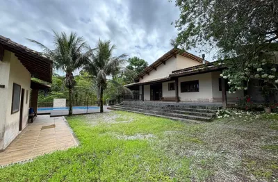 Chacra localizada lado serra a 7000 metros da rodovia, com 5 quartos (sendo 5 suítes) Possui espaço gourmet com churrasqueira, piscina aquecida ,sauna ,forno a lenha forno de pizza, lago e árvores fru