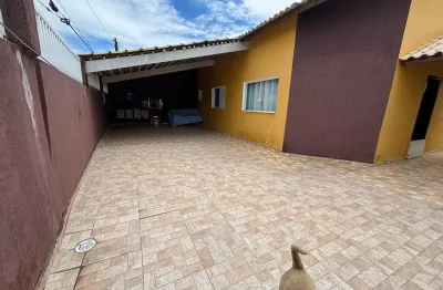 Casa localizada lado praia a a 500 metros do mar em rua calçada, com 2 quartos (sendo 1 suíte), possui area gourmet com churrasqueira - Escritura