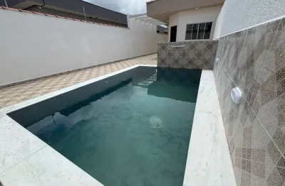 Casa localizada lado praia a 500 metros do mar em rua calçada com 2 quartos sendo 1 suíte, possui area gourmet com churrasqueira e piscina - Escritura