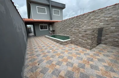 Casa localizada lado praia a 1500 metros do mar em rua calçada com 2 quartos (sendo 1 suíte), possui area gourmet com churrasqueira e piscina