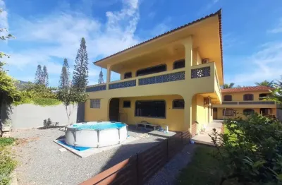 Casa localizada lado praia a 50 metros do mar em rua calçada, com 3 quartos (sendo 3 suítes), possui area gourmet com churrasqueira, piscina e lavabo