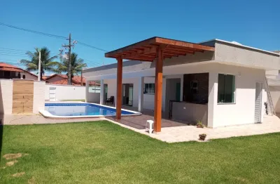 Casa localizada lado praia a 1000 metros do mar em rua calçada, com 4 quartos (sendo 2 suítes), possui area gourmet com churrasqueira, piscina e jardim