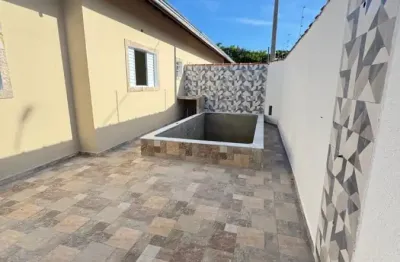 Casa localizada lado praia a 1500 metros do mar em rua calçada, com 2 quartos (sendo 1 suíte), possui area gourmet com churrasqueira, piscina e jardim