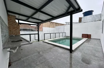 Casa localizada lado praia a 800 metros do mar, com 3 quartos (sendo 3 suítes), possui area gourmet com churrasqueira, piscina e jardim - Escritura