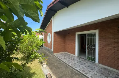 Casa localizada lado praia a 600 metros do mar em rua calçada, com 3 quartos (sendo 1 suíte), possui area gourmet com churrasqueira, edícula e espaço para piscina - Escritura