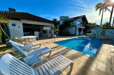 Casa localizada lado praia a 700 metros do mar em rua calçada, com 5 quartos (sendo 3 suítes), possui area gourmet com chuurasqueira, piscina, edícula, jardim e salão de festas