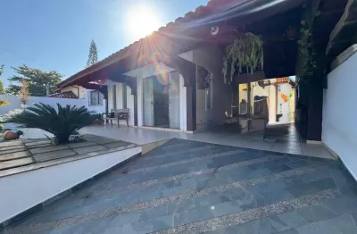 Casa localizada lado praia a 100 metros do mar em rua calçada com 3 quartos (sendo 1 suíte), possui quintal, jardim e varanda
