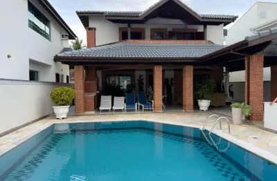 Casa em condomínio fechado localizada lado praia frente mar, com 5 quartos (sendo 5 suítes), possui area gourmet com churrasqueira e piscina