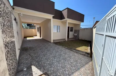 Casa localizada lado praia a 3000 metros do mar em rua calçada, com 2 quartos - Escritura