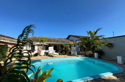 Casa localizada lado praia a 550 metros do mar em rua pavimentada, com 4 quartos (sendo 2 suítes), possui area gourmet com churrasqueira e piscina - Escritura