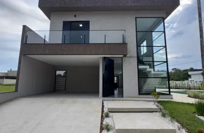 Casa de alto padrão em condomínio fechado, localizada lado praia a 2000 metros do mar, com 4 quartos (sendo 4 suítes) - Escritura