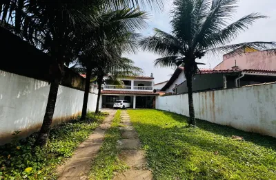 Casa localizada lado praia frente mar em rua calçada, com 4 quartos (sendo 2 suítes), possui area gourmet com churrasqueira e jardim - Escritura