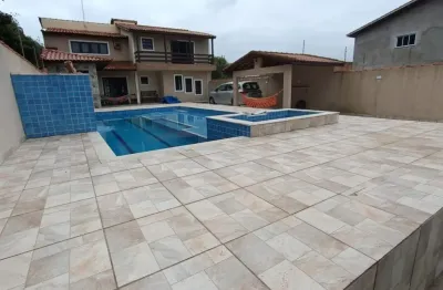 Casa localizada lado praia a 780 metros do mar em rua calçada, com 2 quartos, possui area gourmet com churrasqueira, edícula e piscina - Escrituraa