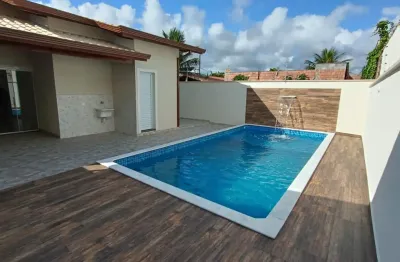 Casa localizada lado praia a 250 metros do mar em rua asfaltada, com 3 quartos (sendo 1 suíte), possui area gourmet com churrasqueira, piscina e jardim