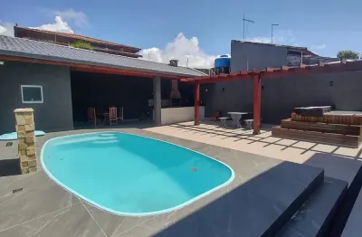 Casa localizada lado praia a 90 metros do mar, com 4 quartos (sendo 2 suítes), possui area gourmet com churrasqueira, piscina e edícula - Escritura