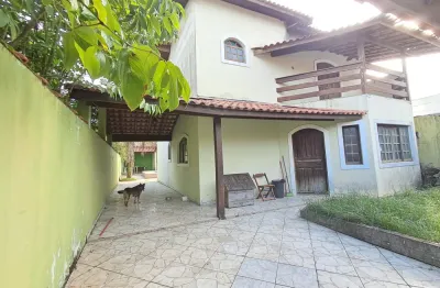 Casa localizada lado praia a 360 metros do mar em rua calçada, com 4 quartos (sendo 2 suítes), possui area gourmet com churrasqueira, piscina e jardim - Escritura