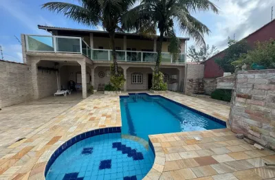 Casa localizada lado praia a 600 metros da rodovia, com 3 quartos (sendo 2 suítes), possui area gourmet com churrasqueira e piscina - Escritura