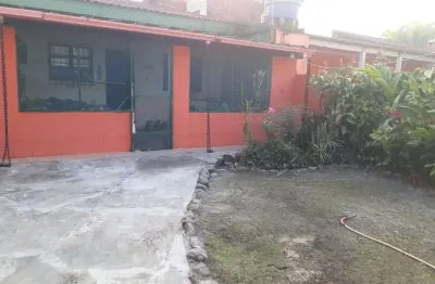 Casa com 2 quartos, jardim e espaço para piscina em itanhaém.