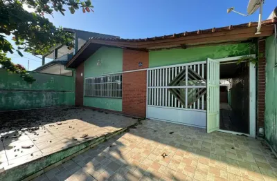Casa com 2 quartos, área gourmet e espaço para piscina em peruíbe.