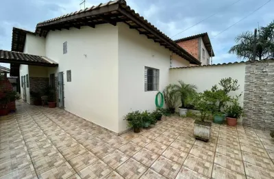 Casa com 2 quartos e área gourmet com churrasqueira em itanhaém.