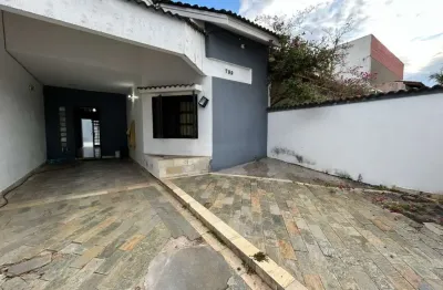 Casa com 4 quartos e espaço para piscina em peruíbe.
