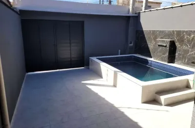 Casa com 2 quartos, piscina e churrasqueira em itanhaém.