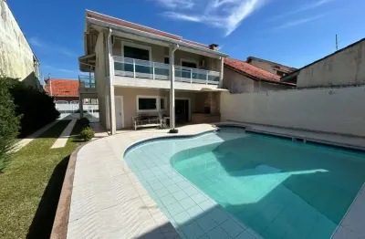 Casa à 100m do mar com piscina e 3 quartos em peruíbe.