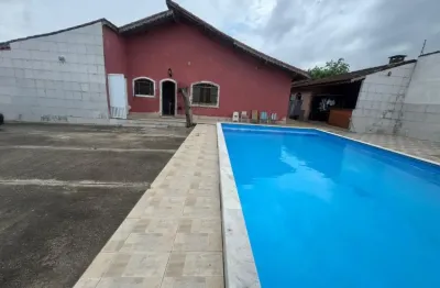 Casa à 150m do mar com 3 quartos e piscina em peruíbe.