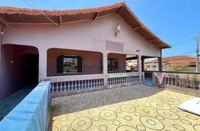 Casa na praia com 3 quartos, área gourmet e espaço para piscina em peruíbe.