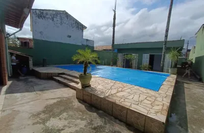 Casa à 170m do mar com piscina e 3 quartos em itanhaém.
