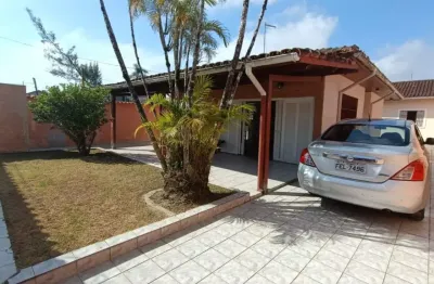 Casa com 3 quartos e área gourmet com churrasqueira em itanhaém.