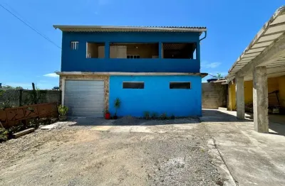 Casa com 2 quartos, espaço para piscina e jardim em itanhaém.
