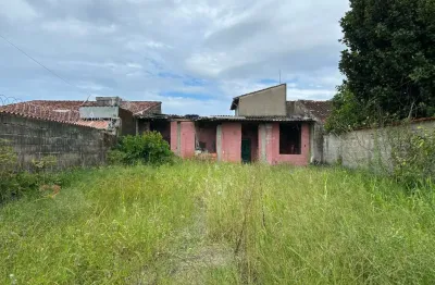 Casa com 2 quartos, espaço para piscina e jardim em itanhaém.