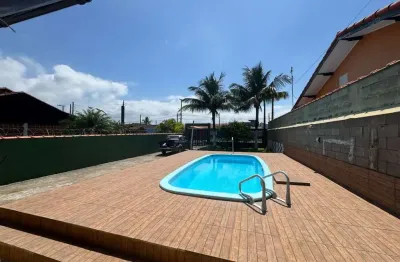 Casa na praia com 2 quartos, piscina e churrasqueira em itanhaém.