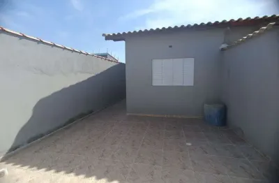 Casa com 2 quartos, piscina e área gourmet em itanhaém.