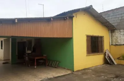Casa com 2 quartos, churrasqueira e espaço para piscina em itanhaém.