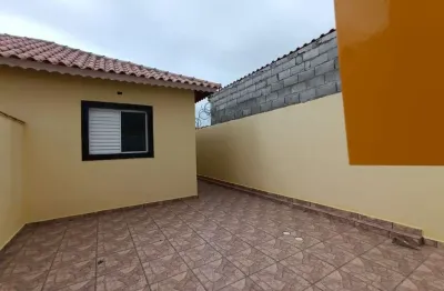 Casa com 2 quartos e espaço para piscina em itanhaém.