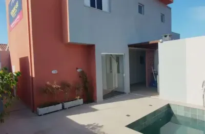 Casa em condomínio com 2 quartos, piscina e churrasqueira em itanhaém.