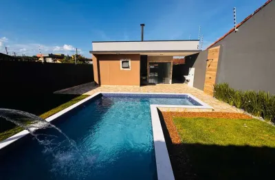 Casa com piscina, 3 quartos e churrasqueira em itanhaém.