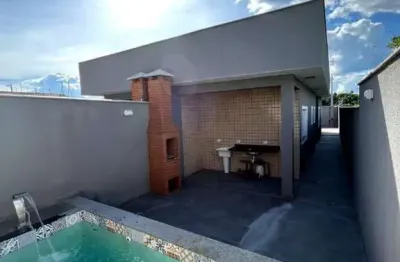 Casa com 2 quartos, piscina e churrasqueira em itanhaém.