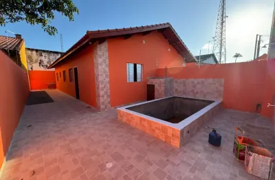 Casa na praia com piscina, 2 quartos e churrasqueira em itanhaém.