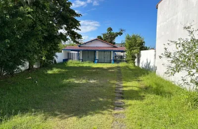 Casa com 2 quartos, espaço para piscina e jardim em itanhaém.