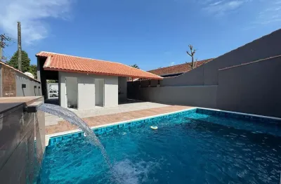Casa na praia com piscina, 2 quartos e área gourmet em itanhaém.
