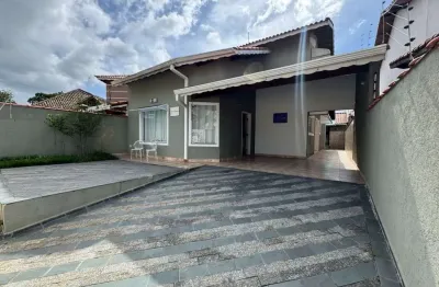 Casa à 150m do mar com piscina e 4 quartos em peruíbe.